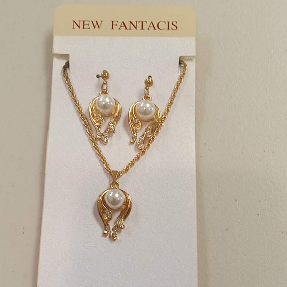 Gold and Pearl Necklace Set
